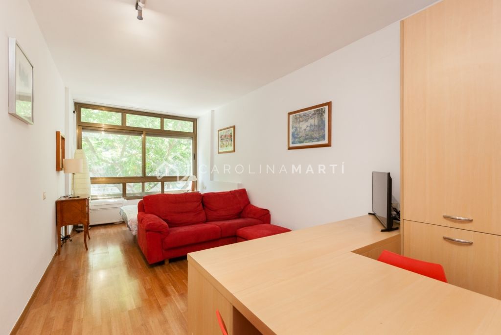Loft-type apartment with light for sale in Les Corts, Barcelona