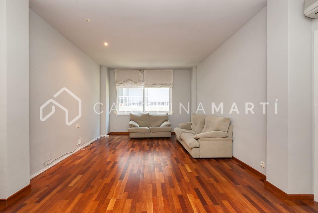 Apartment with parking and laundry room for rent in Galvany, Barcelona