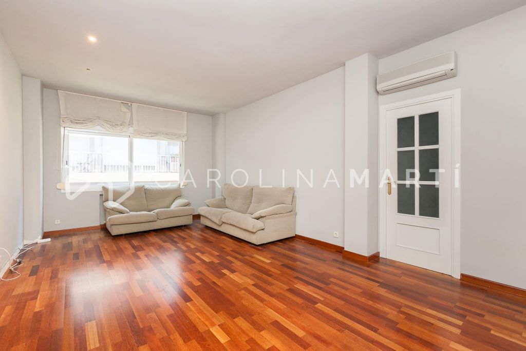 Apartment with parking and laundry room for rent in Galvany, Barcelona