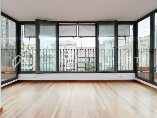 Penthouse with 40 m2 terrace for rent in Dreta de l