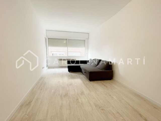 enovated 3-bedroom apartment with balcony in Barcelona
