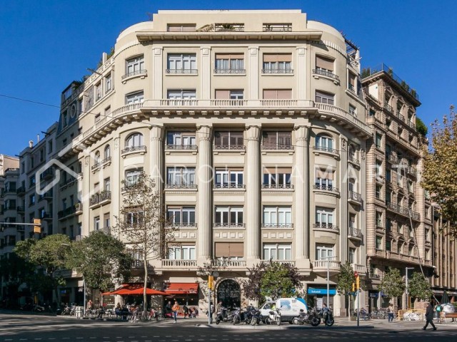 Apartment with terrace and high ceilings for sale in Galvany, Barcelona